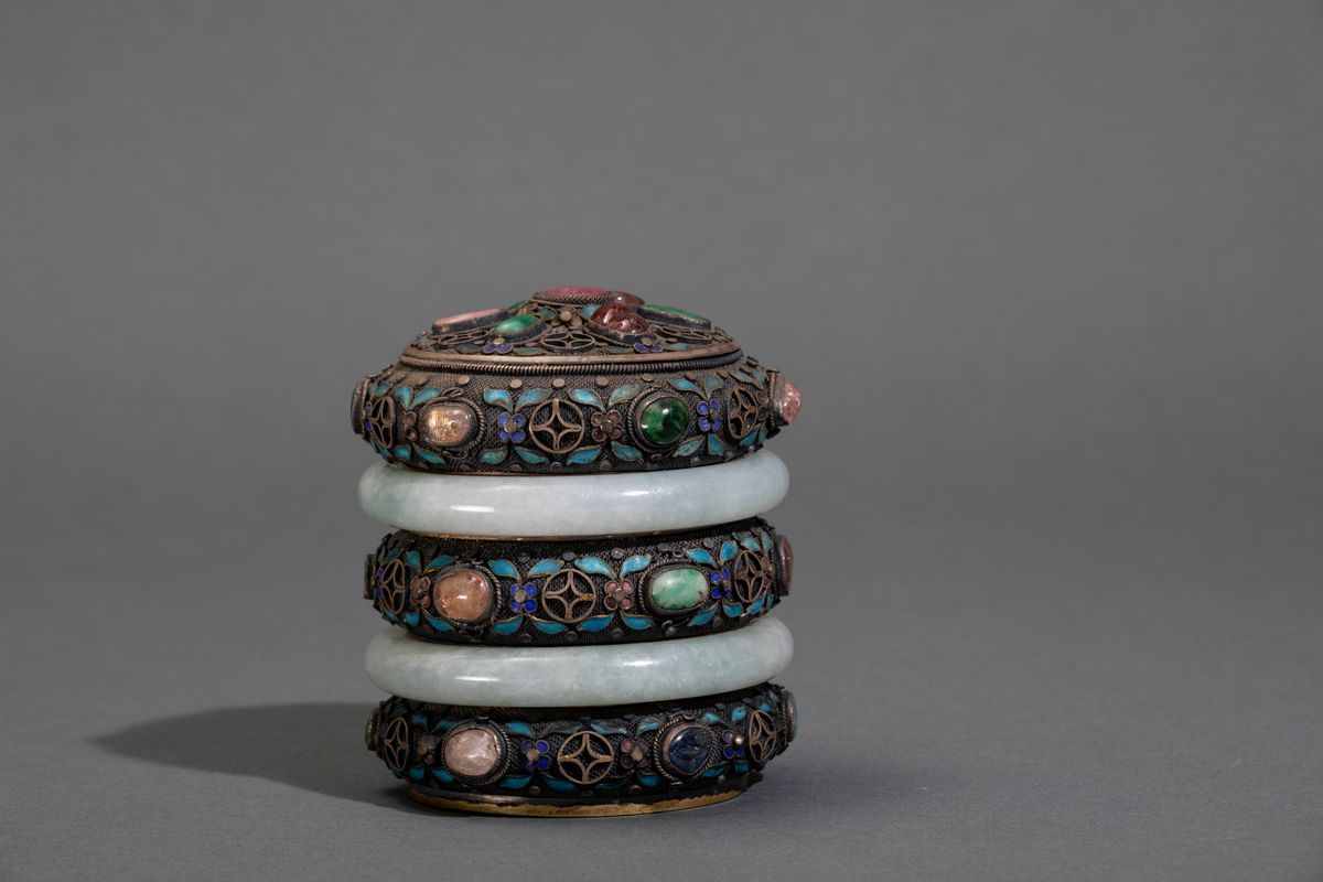 Scatola Cilindrica in Filigrana Dâ€™argento con Smalti, Innesti di Pietre Dure e Profili in Giade...