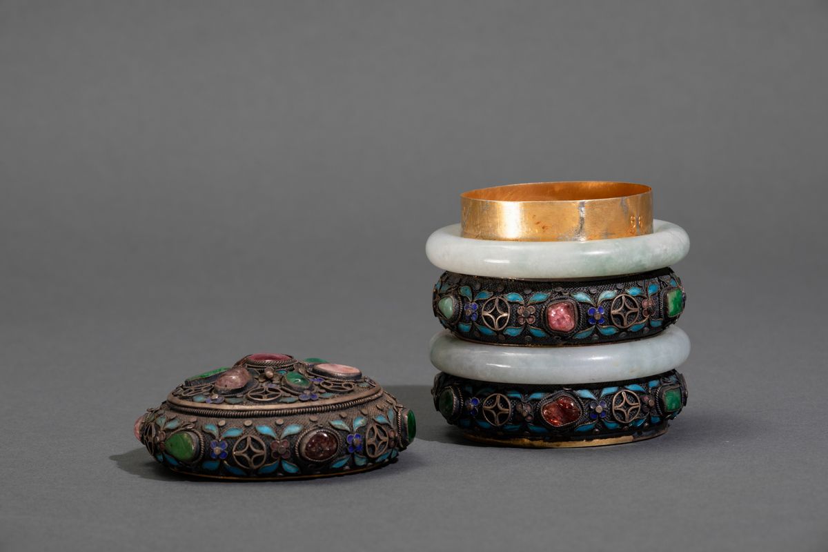 Scatola Cilindrica in Filigrana Dâ€™argento con Smalti, Innesti di Pietre Dure e Profili in Giade...