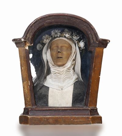 Busto di Badessa. Cere Colorate, Stoffa e Materiali Naturali. Teca in Legno Sagomato e Patinato. ...