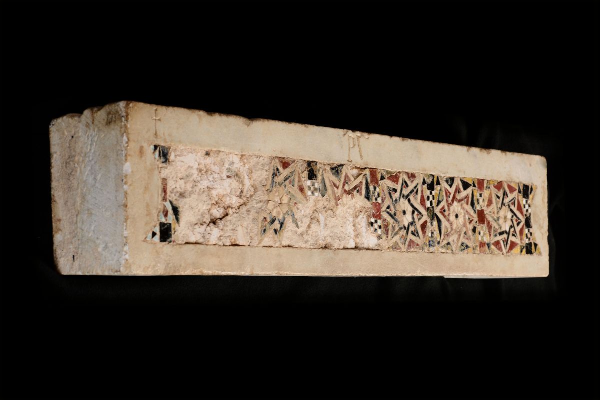 Parasta in Marmo Bianco. Riserva Centrale Ribassata Decorata a Motivi Geometrici con Commessi a T...