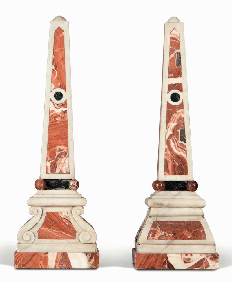 Coppia di obelischi in marmo bianco e marmo rosso di Cottanello, XIX secolo  - Asta Importanti Sculture, Arredi e Oggetti d'Arte - Cambi Casa d'Aste