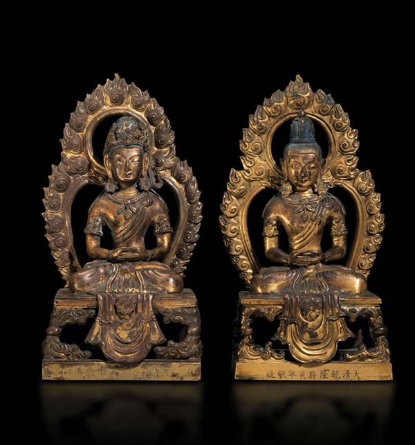 Coppia di Buddha Amitayus seduti entro aura in bronzo dorato con tracce di policromia, Cina, Dinastia Qing, marca e del periodo Qianlong (1736-1796)