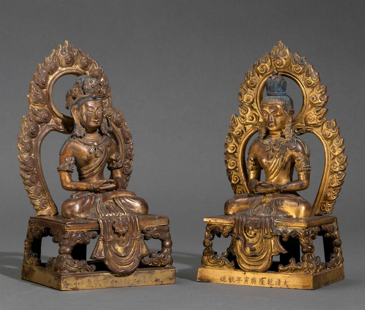 Coppia di Buddha Amitayus Seduti Entro Aura in Bronzo Dorato con Tracce di Policromia, Cina, Dina...