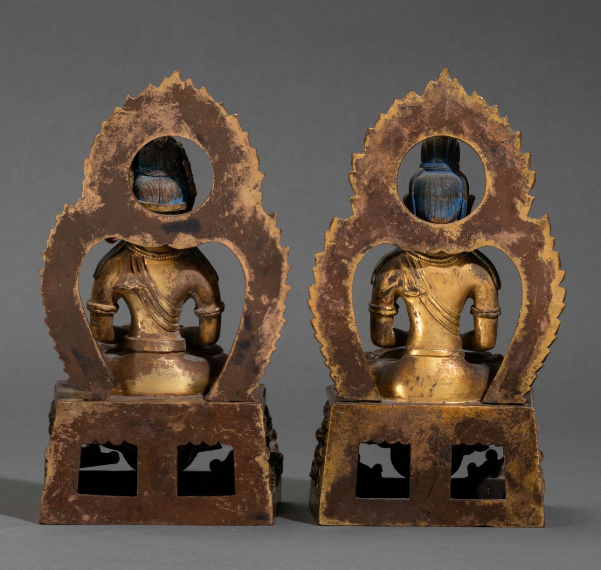 Coppia di Buddha Amitayus Seduti Entro Aura in Bronzo Dorato con Tracce di Policromia, Cina, Dina...