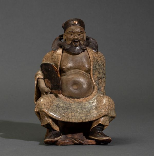 Figura di saggio seduto in grÃ¨s smaltato Guan, Cina, Dinastia Qing, XIX secolo