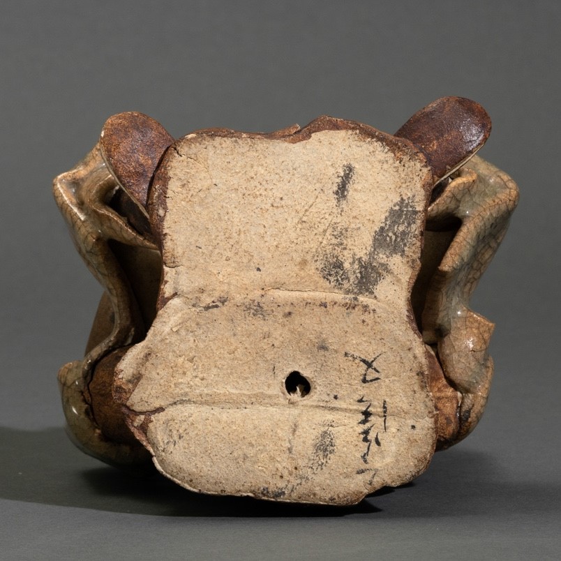 Figura di Saggio Seduto in Grã¨s Smaltato Guan, Cina, Dinastia Qing, XIX Secolo