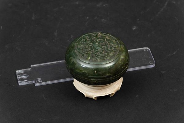 Piccola scatola circolare scolpita in giada spinacio con decoro floreale inciso sul coperchio, Cina, Dinastia Qing, XIX secolo