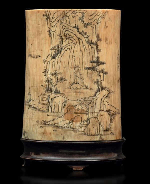 Portapennelli cilindrico scolpito in avorio raffigurante paesaggio montano con pagode e iscrizioni, Cina, Dinastia Qing, epoca Kangxi (1662-1722)
