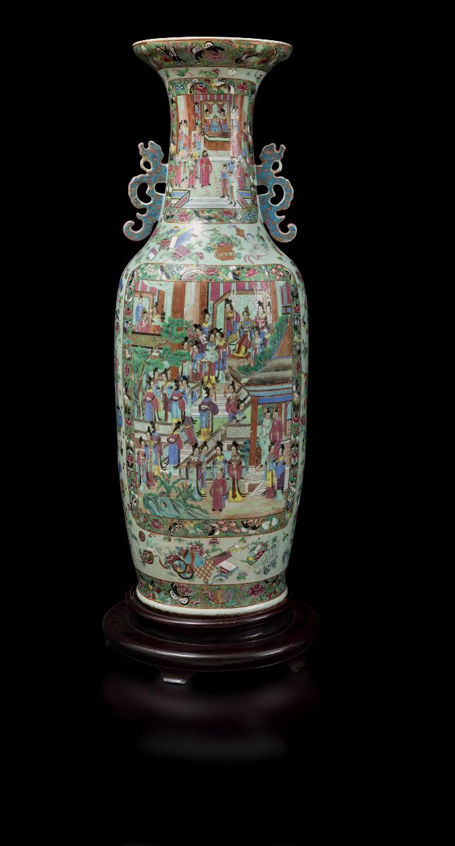 Grande e Monumentale Vaso a Doppia Ansa in Porcellana Famiglia Rosa con Scene di Vita di Corte En...