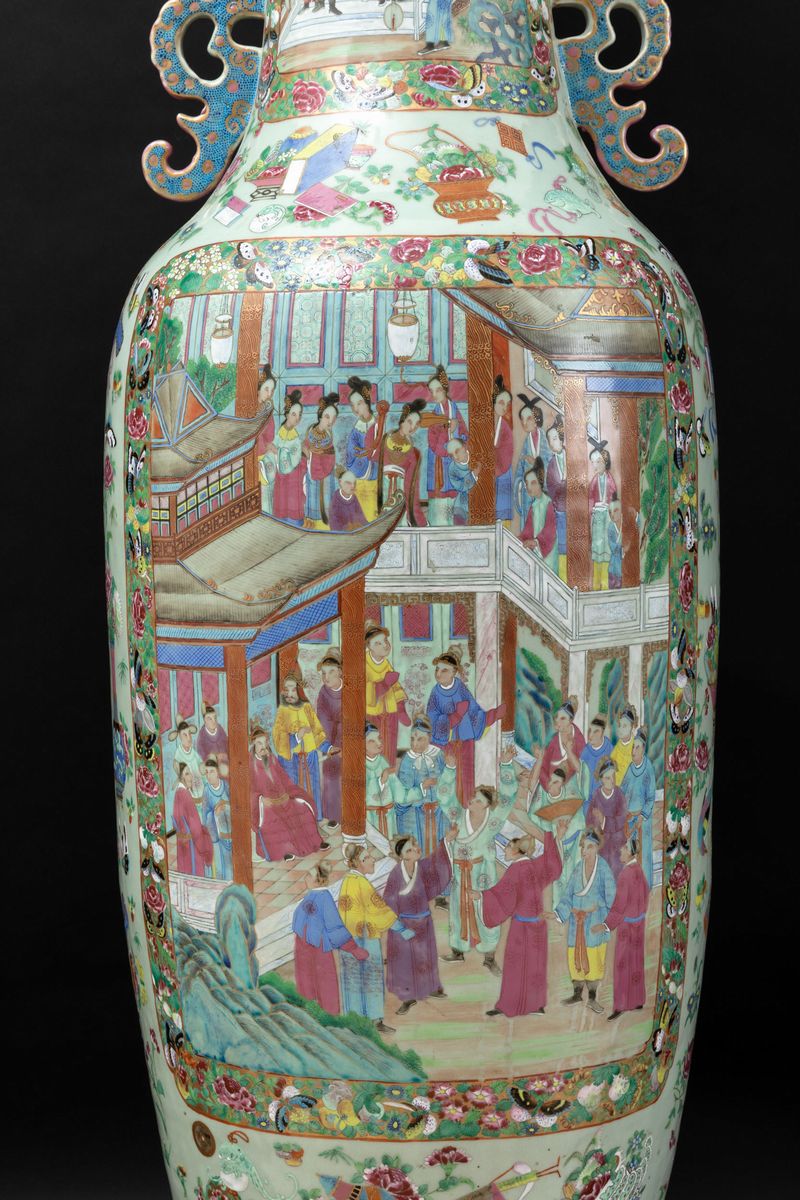 Grande e Monumentale Vaso a Doppia Ansa in Porcellana Famiglia Rosa con Scene di Vita di Corte En...