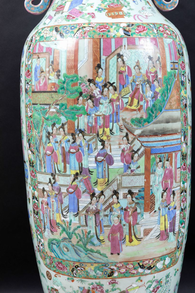 Grande e Monumentale Vaso a Doppia Ansa in Porcellana Famiglia Rosa con Scene di Vita di Corte En...