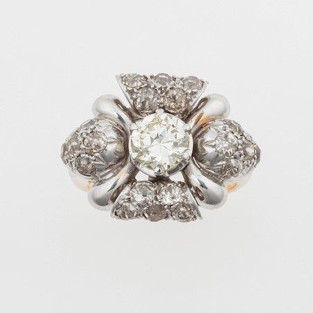 Anello con diamante centrale di vecchio taglio di ct 0.90 circa  - Asta Fine Jewels - Cambi Casa d'Aste