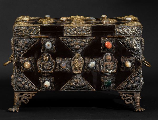 Scrigno in legno laccato con innesti di pietre dure e applicazioni in bronzo dorato lavorato a sbalzo, Tibet, inizio XX secolo