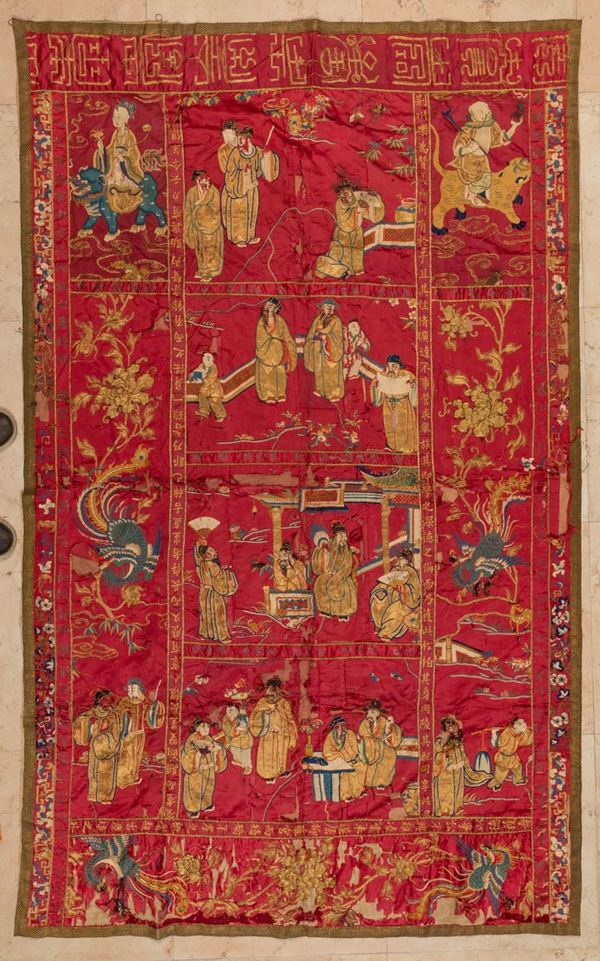Tessuto in seta ricamata con fili in metallo dorato raffigurante scene di vita comune su fondo rosso, Cina, Dinastia Qing, XIX secolo