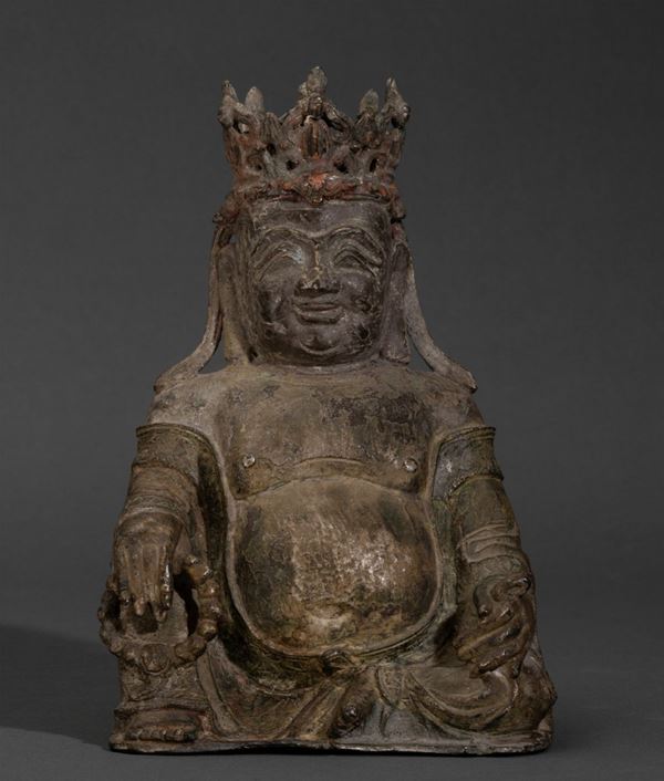 Figura di Budai seduto in bronzo con corona e collana da preghiera, Cina, Dinastia Ming