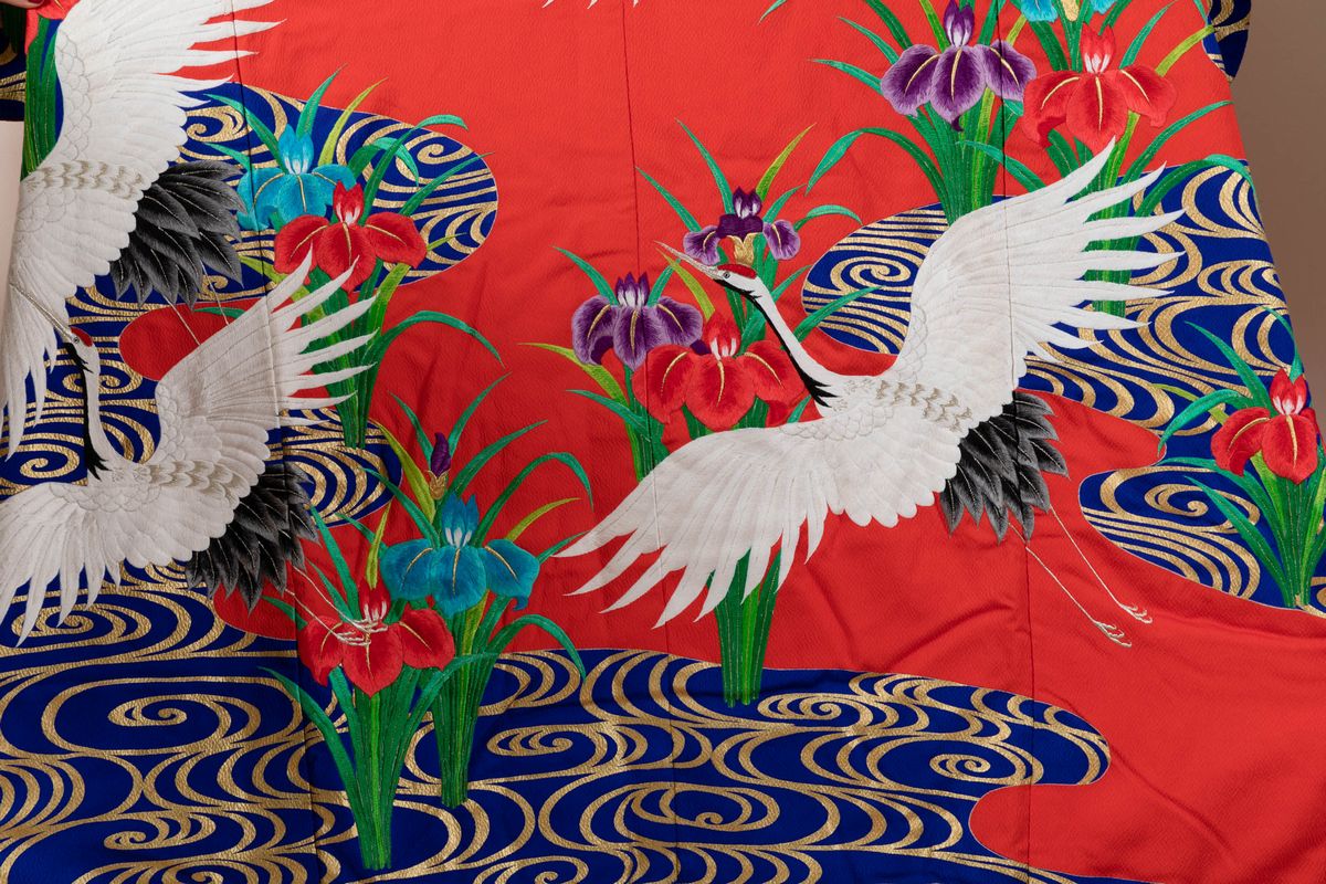 Kimono in Seta Ricamata con Figure di Gru ed Elementi Floreali su Fondo Rosso, Giappone, Periodo ...
