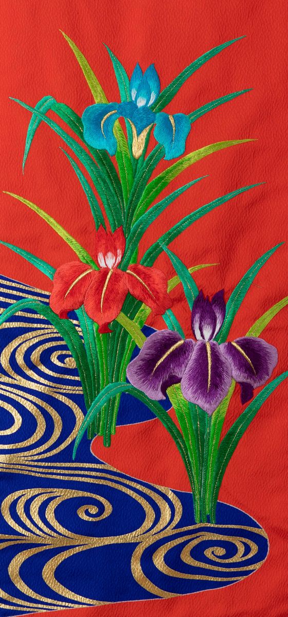 Kimono in Seta Ricamata con Figure di Gru ed Elementi Floreali su Fondo Rosso, Giappone, Periodo ...