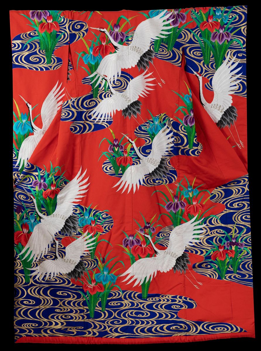 Kimono in Seta Ricamata con Figure di Gru ed Elementi Floreali su Fondo Rosso, Giappone, Periodo ...