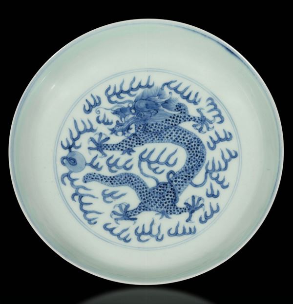 Piatto in porcellana bianca e blu con figura centrale di drago tra le nuvole, Cina, Dinastia Qing, marca e del periodo Guangxu (1875-1908)