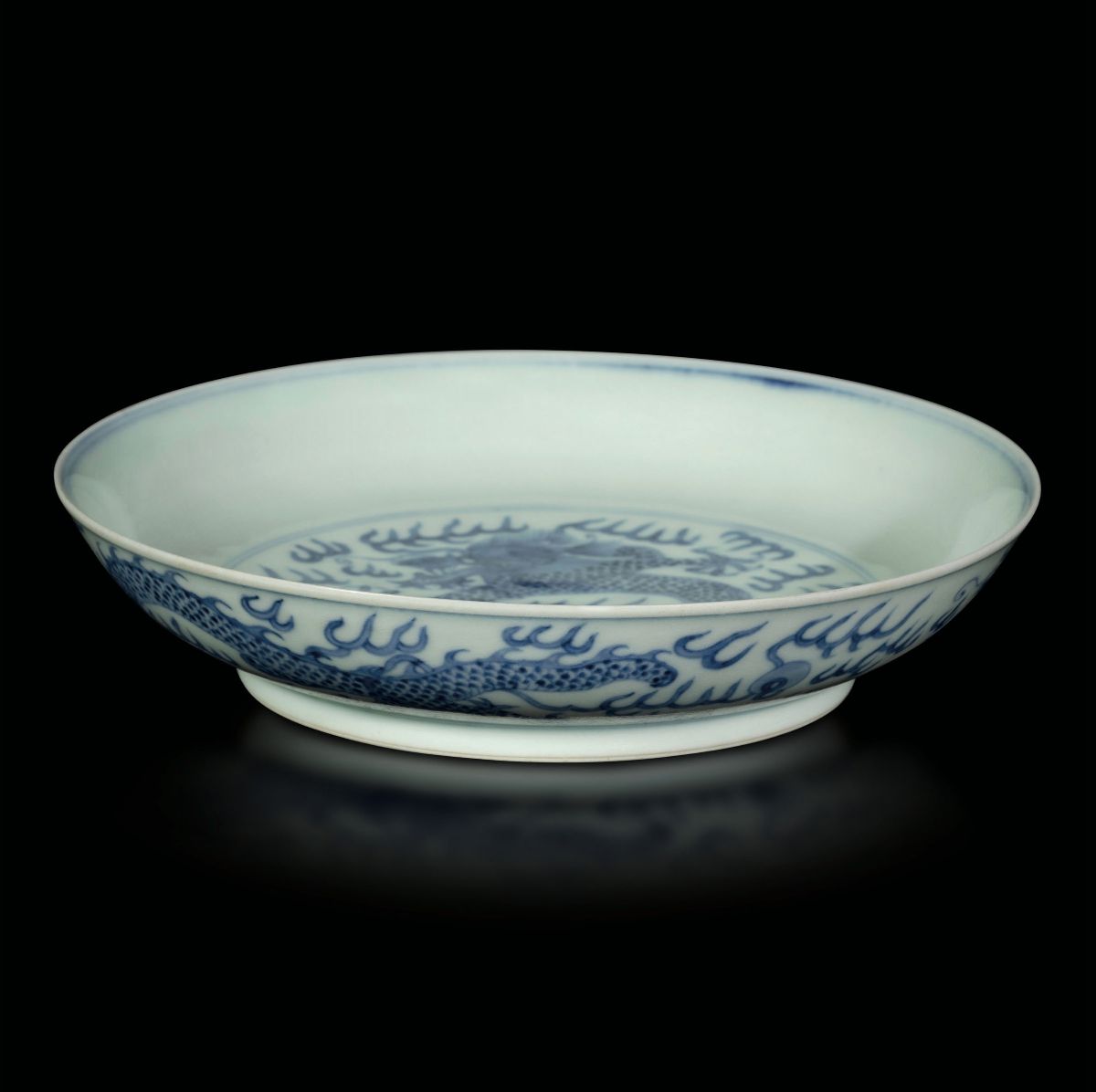Piatto in Porcellana Bianca e Blu con Figura Centrale di Drago tra le Nuvole, Cina, Dinastia Qing...