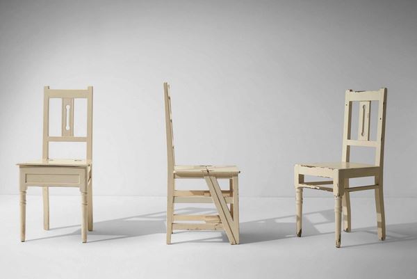 Set di tre sedie multifunzione con struttura in legno laccato. Proveniente dagli arredi di una abitazione privata di Arenzano.
