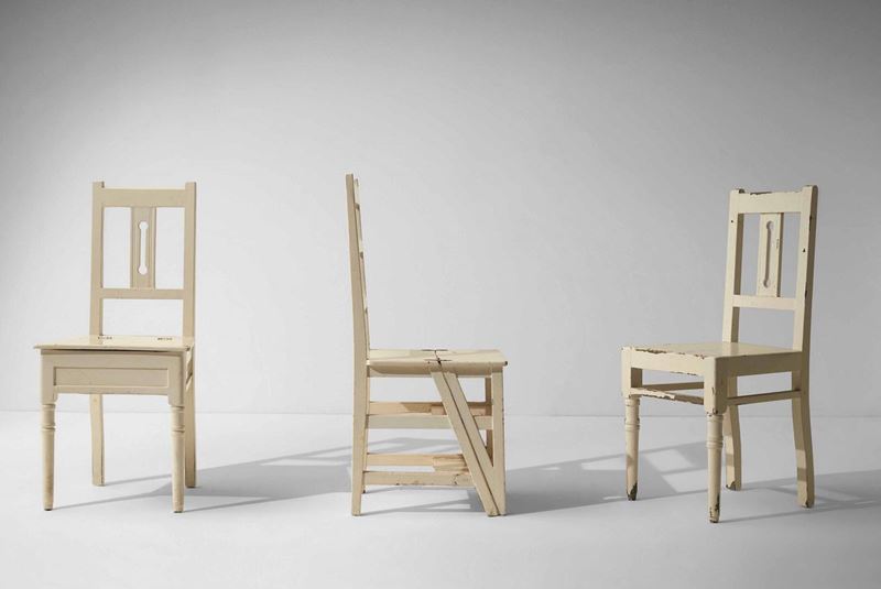 Set di tre sedie multifunzione con struttura in legno laccato. Proveniente dagli arredi di una abitazione privata di Arenzano.  - Auction Design Lab - Cambi Casa d'Aste