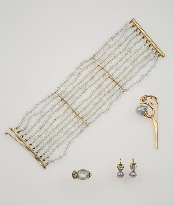 Lotto composto da un bracciale ed un anello con acquamarina ed una spilla ed un paio di orecchini con perle