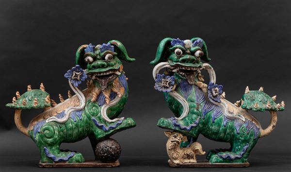 Coppia di cani di Pho in grÃ¨s a smalto nei colori della Famiglia Verde, Cina, Dinastia Qing, XIX secolo