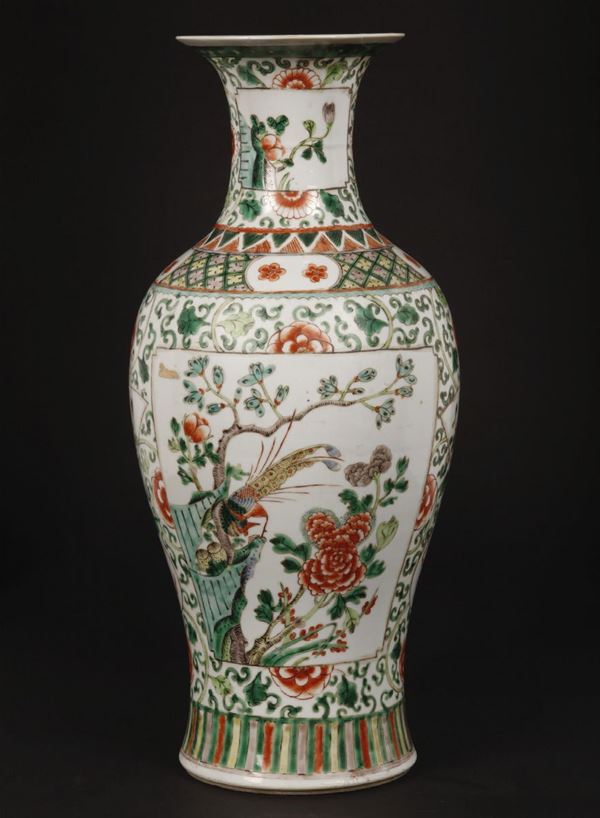 Vaso in porcellana Famiglia Verde a decoro naturalistico, Cina, Dinastia Qing, XIX secolo