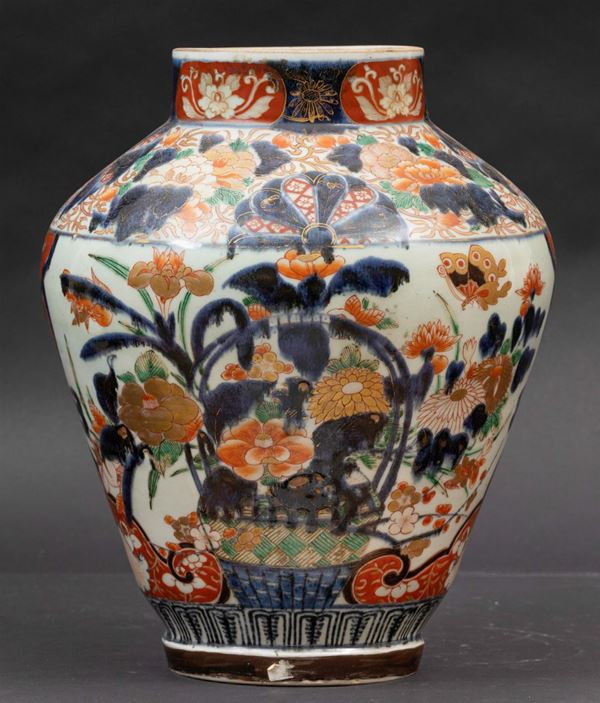 Potiche senza coperchio in porcellana Imari Arita con decoro floreale e soggetti naturalistici, Giappone, XVIII secolo