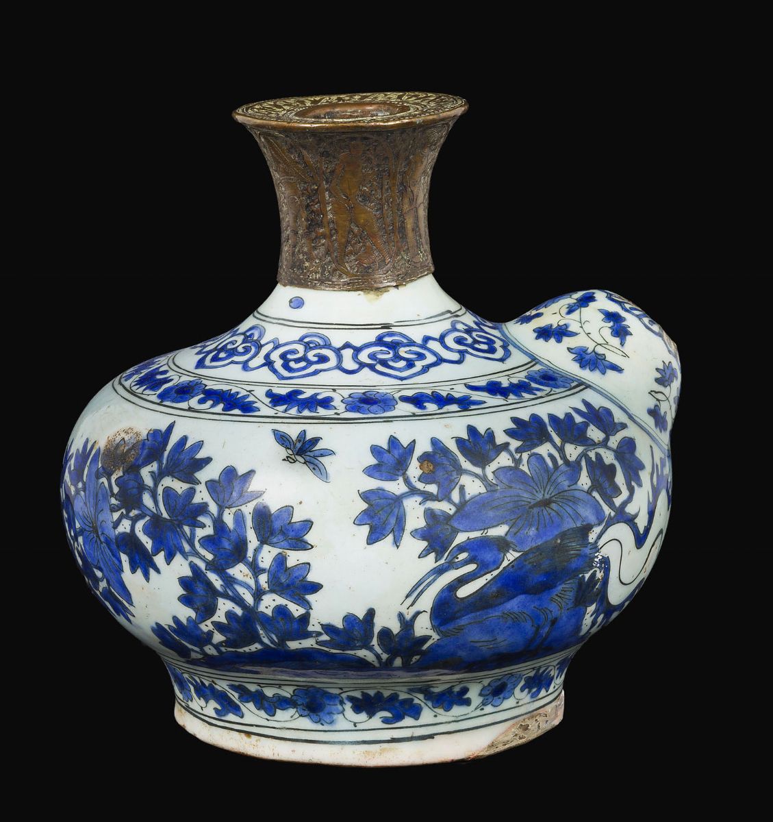 Versatoio in Porcellana Bianca e Blu con Decoro di Gru tra Fiori e Collo in Bronzo con Personaggi...