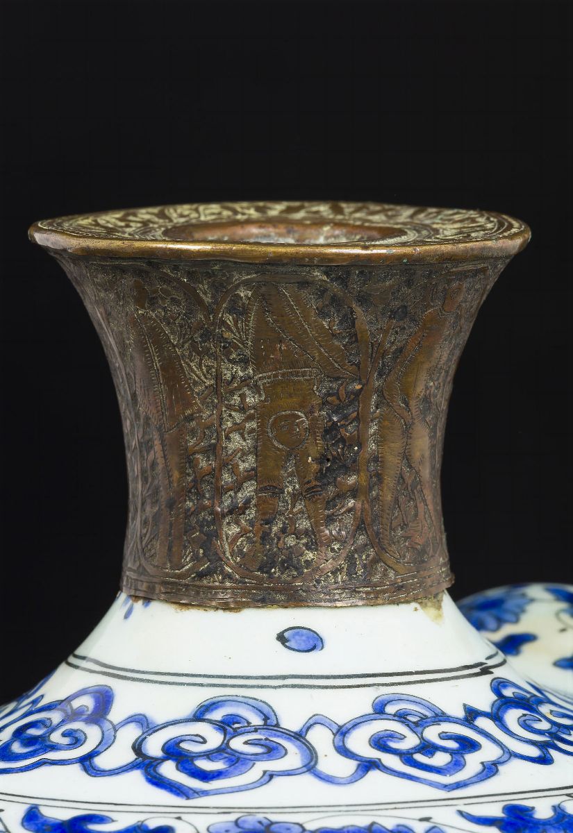 Versatoio in Porcellana Bianca e Blu con Decoro di Gru tra Fiori e Collo in Bronzo con Personaggi...