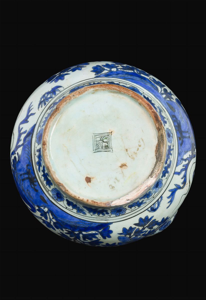 Versatoio in Porcellana Bianca e Blu con Decoro di Gru tra Fiori e Collo in Bronzo con Personaggi...