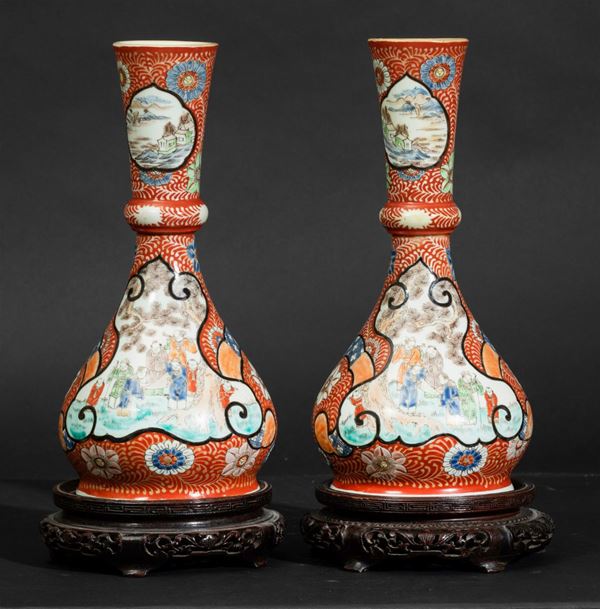 Coppia di vasi in ceramica Kutani a smalti policromi con scene di vita comune entro riserve e decori floreali, Giappone, periodo Meiji, XIX secolo