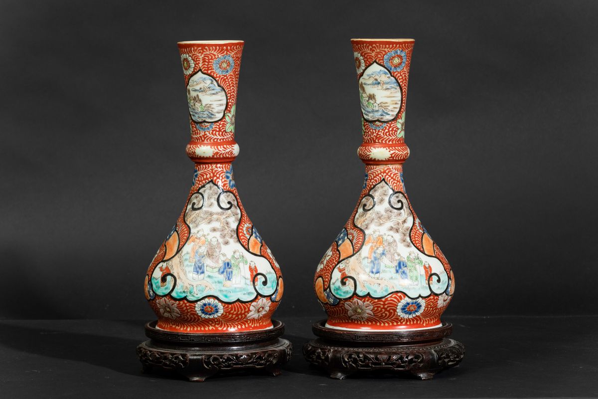 Coppia di Vasi in Ceramica Kutani a Smalti Policromi con Scene di Vita Comune Entro Riserve e Dec...