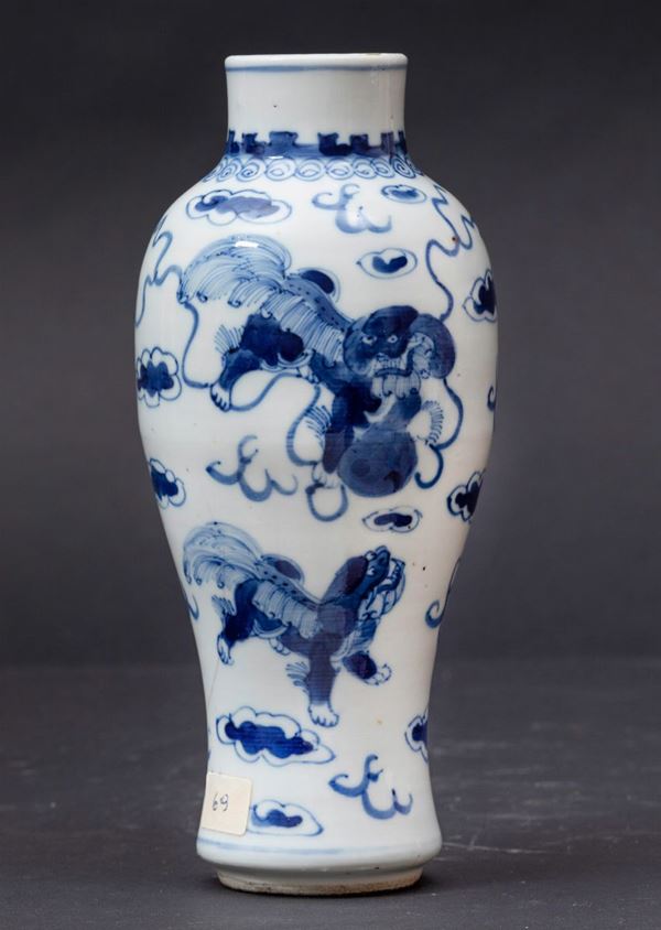 Piccola potiche senza coperchio in porcellana bianca e blu con decori di cani di Pho, Cina, Dinastia Qing, XIX secolo