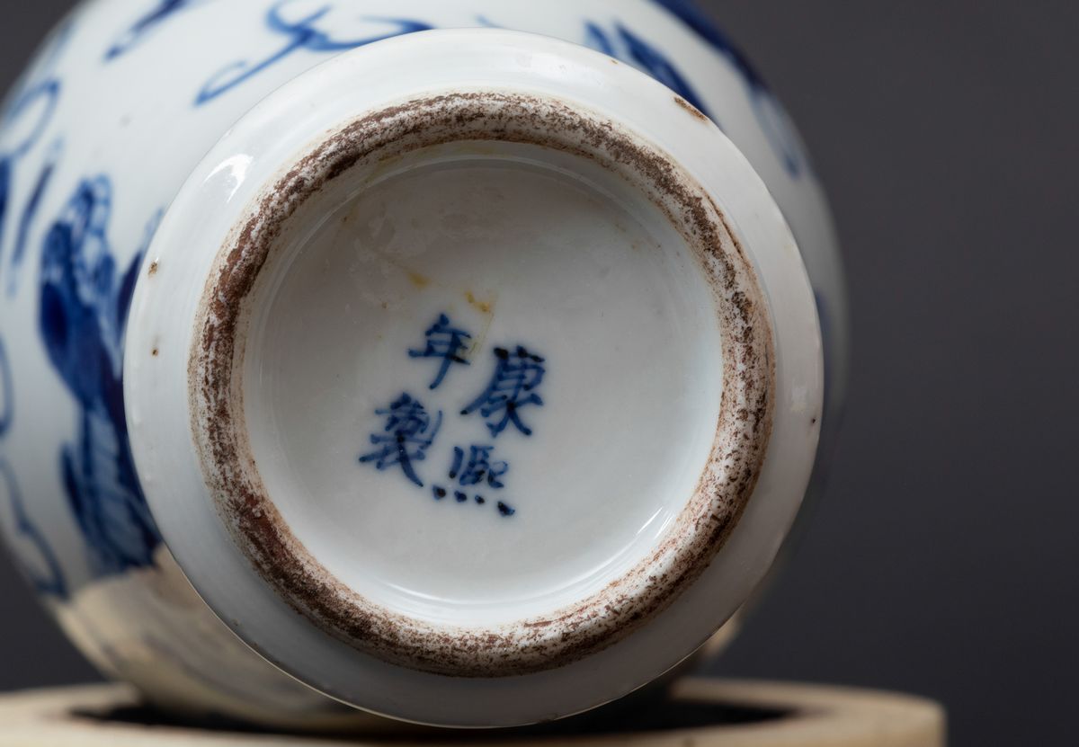 Piccola Potiche Senza Coperchio in Porcellana Bianca e Blu con Decori di Cani di Pho, Cina, Dinas...