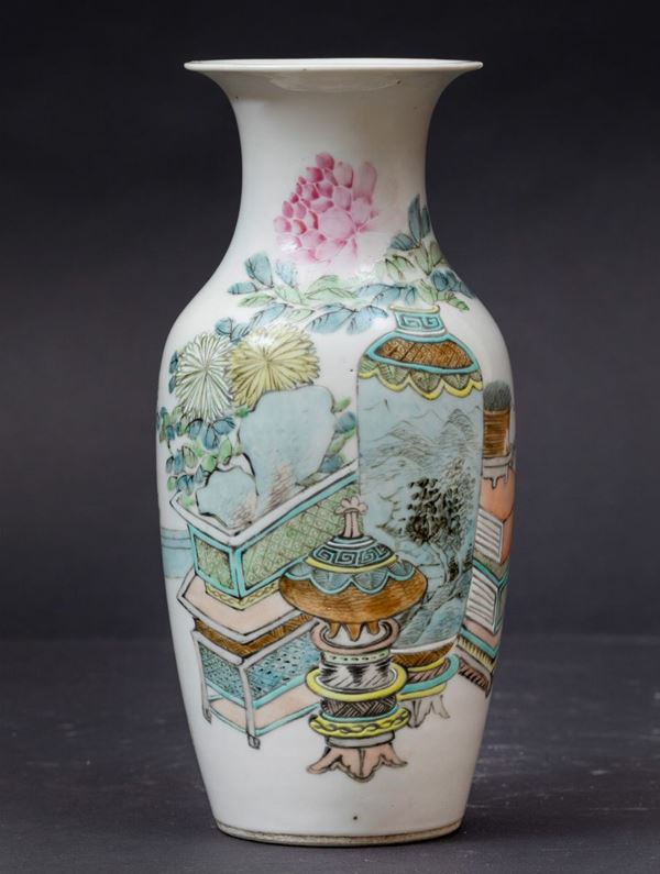 Vaso in porcellana a smalti policromi con decoro naturalistico, Cina, Dinastia Qing, fine XIX secolo