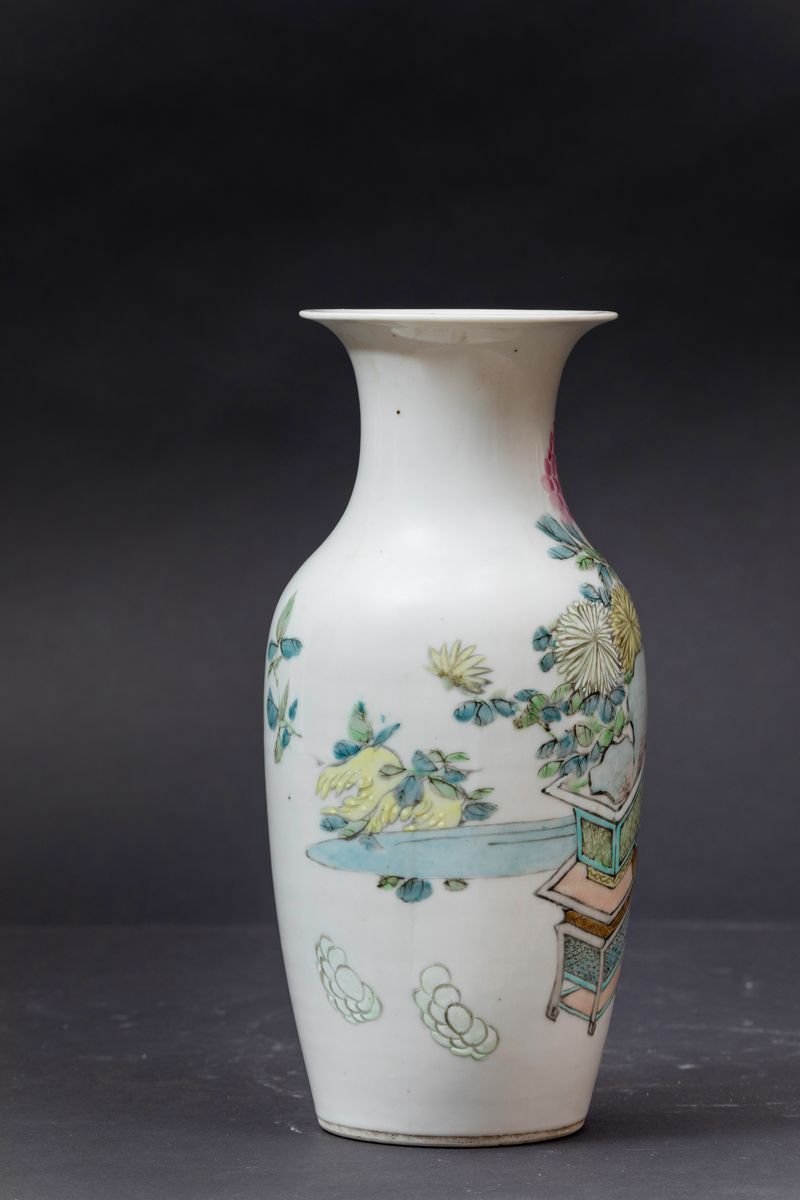 Vaso in Porcellana a Smalti Policromi con Decoro Naturalistico, Cina, Dinastia Qing, Fine XIX Sec...