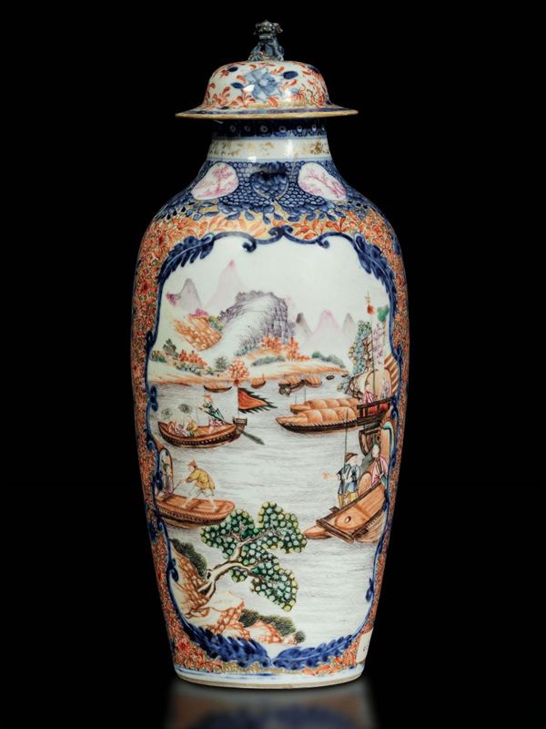 Potiche in porcellana a smalti policromi con decori floreali, raffigurazioni di paesaggio con figure entro riserve e presa del coperchio a foggia di leone, Cina, Dinastia Qing, epoca Qianlong (1736-1796)