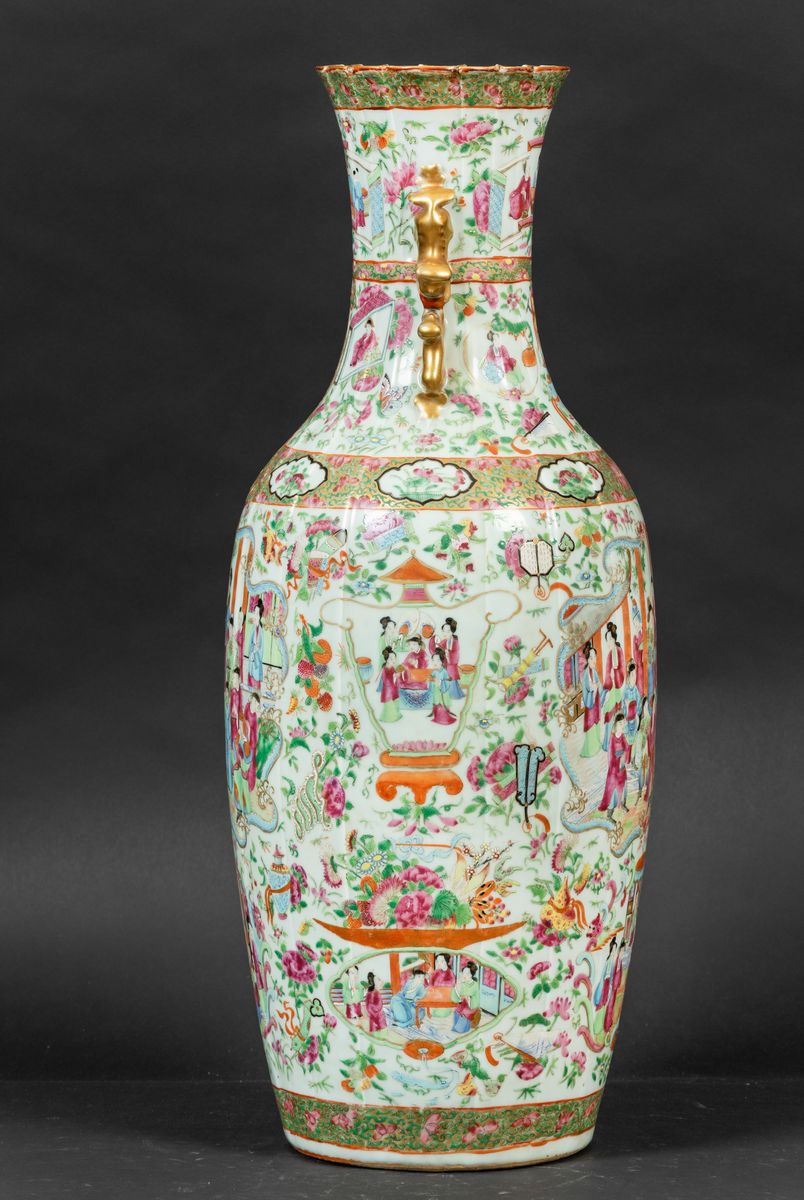 Vaso in Porcellana Canton a Smalti Policromi Raffigurante Scene di Vita di Corte Entro Riserve, D...