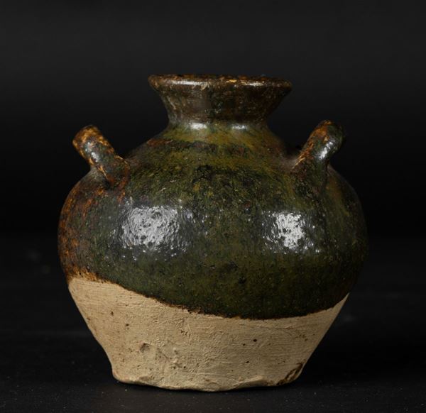Piccolo vaso a doppia ansa in grÃ¨s a smalto monocromo marrone, Cina, Dinastia Qing, XVII secolo