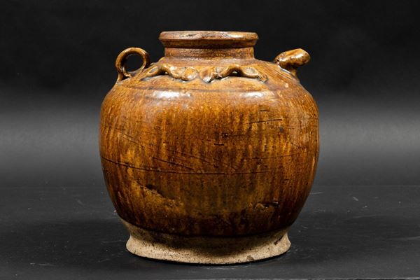 Vaso a doppia ansa con applicazioni e rilievo in grÃ¨s a smalto monocromo marrone, Cina, Dinastia Qing, XVII secolo
