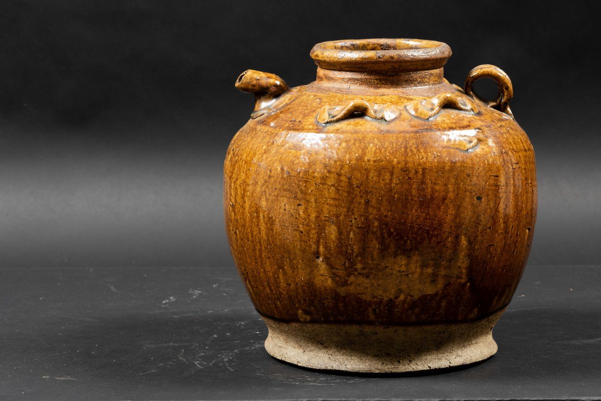 Vaso a Doppia Ansa con Applicazioni e Rilievo in Grã¨s a Smalto Monocromo Marrone, Cina, Dinastia...