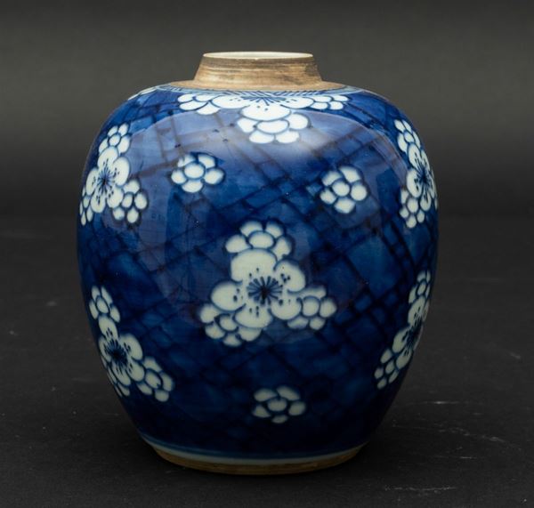 Piccola Ginger Jar in porcellana bianca e blu con decori floreali, Cina, Dinastia Qing, epoca Qianlong (1736-1796)