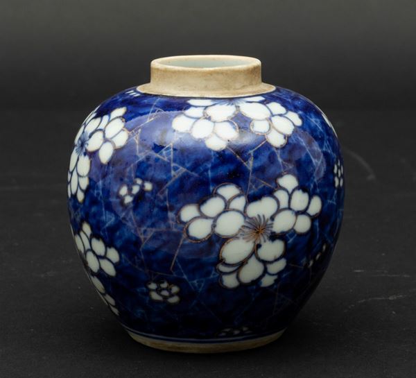 Piccola Ginger Jar in porcellana bianca e blu con decori floreali e lumeggiature in oro, Cina, Dinastia Qing, epoca Qianlong (1736-1796)