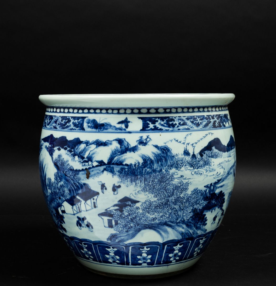 Cachepot in Porcellana Bianca e Blu Raffigurante Paesaggio con Personaggi e Soggetti Naturalistic...