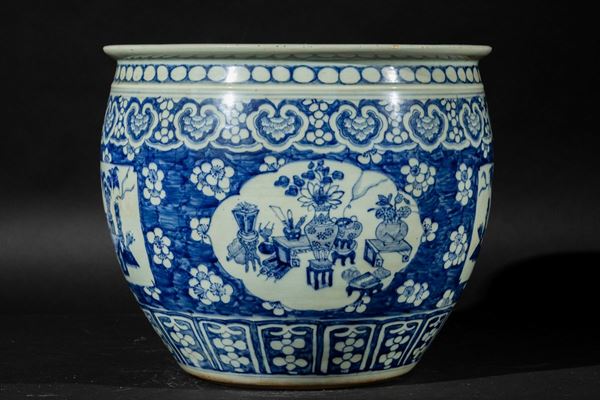 Cachepot in porcellana bianca e blu con soggetti naturalistici entro riserve e decori floreali, Cina, Dinastia Qing, XIX secolo