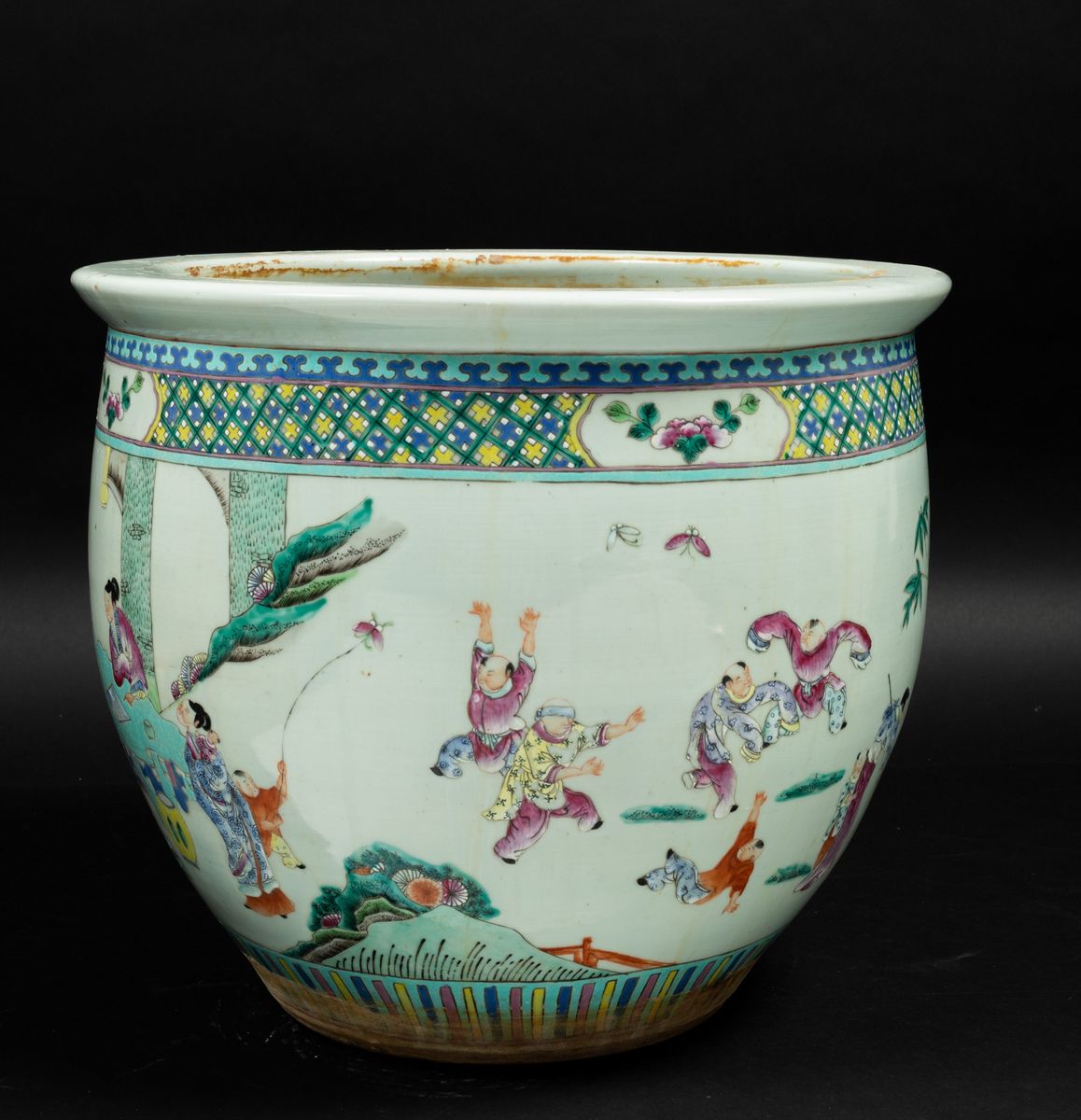 Cachepot in Porcellana Famiglia Rosa con Scene di Vita Comune e Decori Floreali Entro Riserve, Ci...