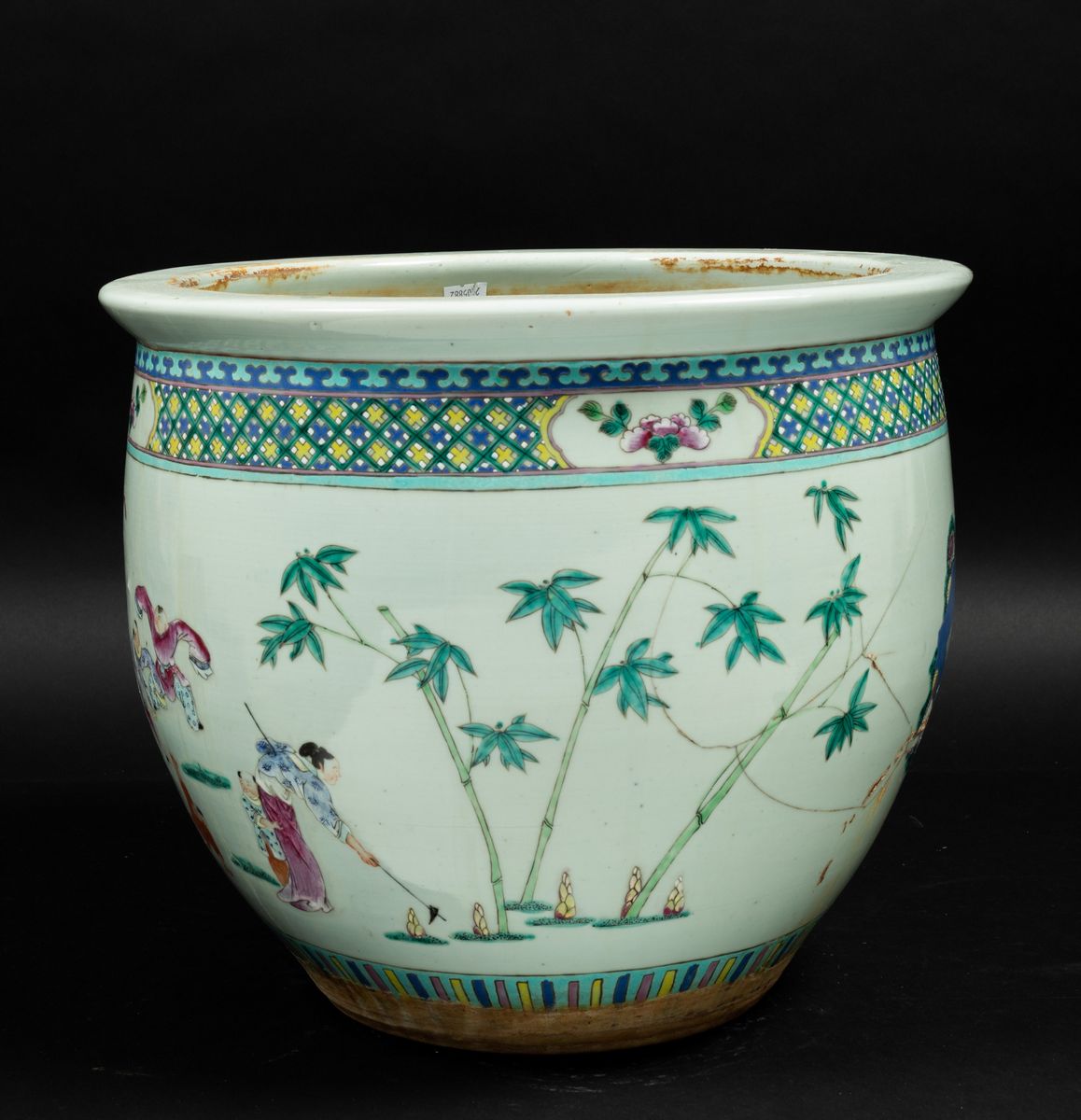 Cachepot in Porcellana Famiglia Rosa con Scene di Vita Comune e Decori Floreali Entro Riserve, Ci...